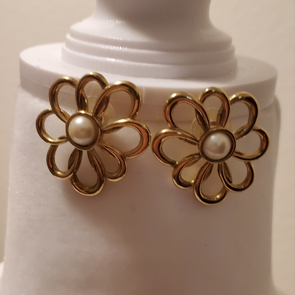 Goldtone and Pearl Daisy Earrings